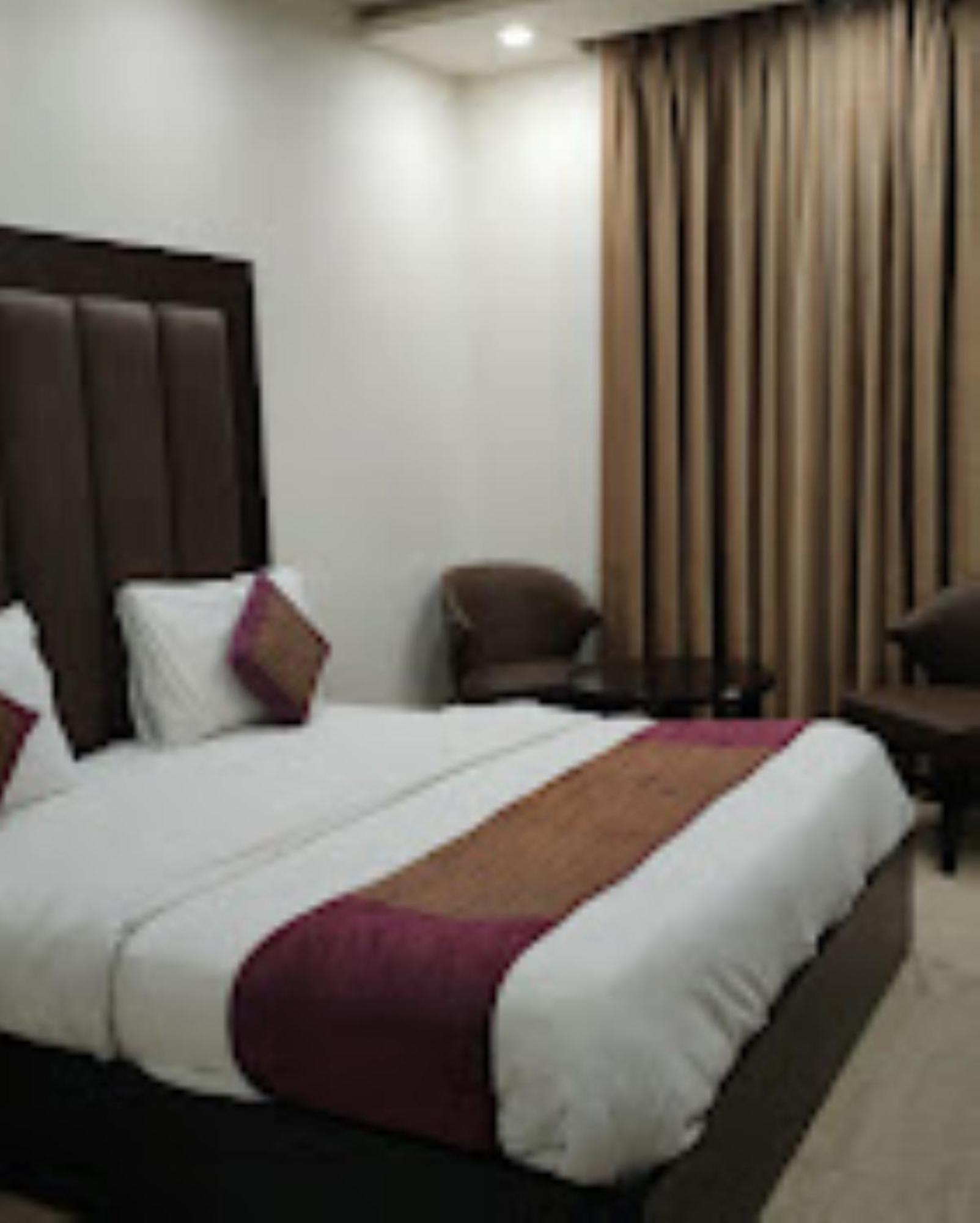 Hotel Royal Palace Hapur 外观 照片