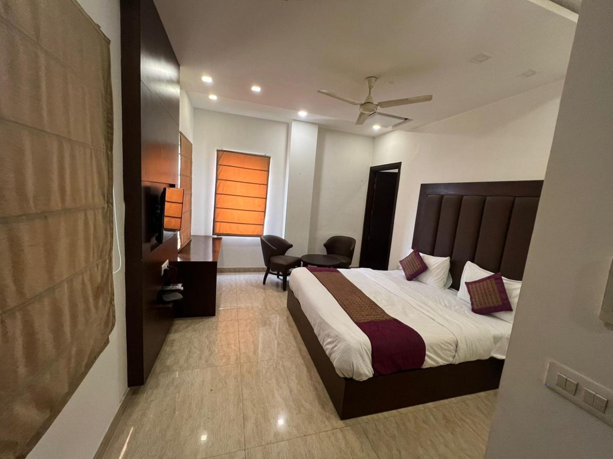 Hotel Royal Palace Hapur 外观 照片