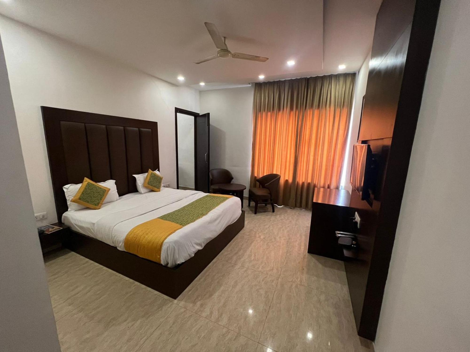 Hotel Royal Palace Hapur 外观 照片