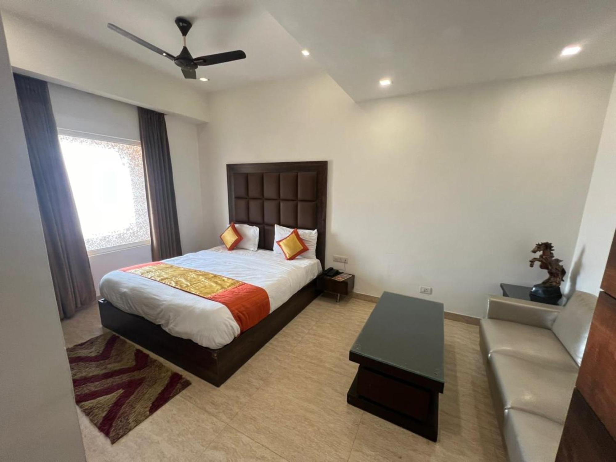 Hotel Royal Palace Hapur 外观 照片