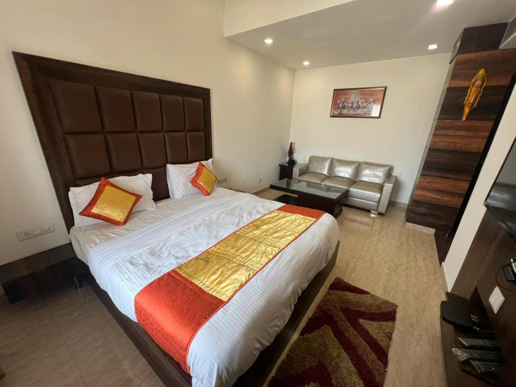 Hotel Royal Palace Hapur 外观 照片